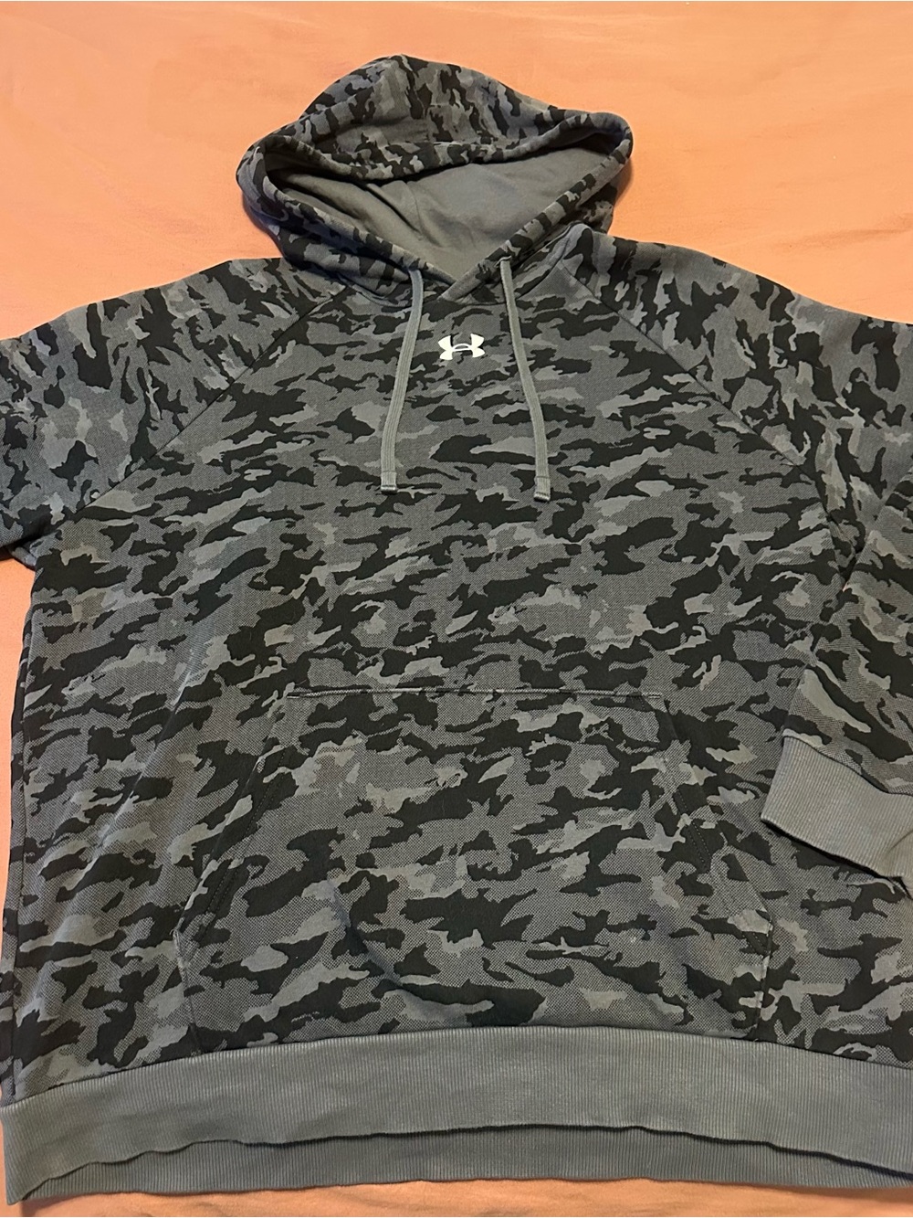 Under Armour Men’s Gray & Black Camo Hooded Pullover